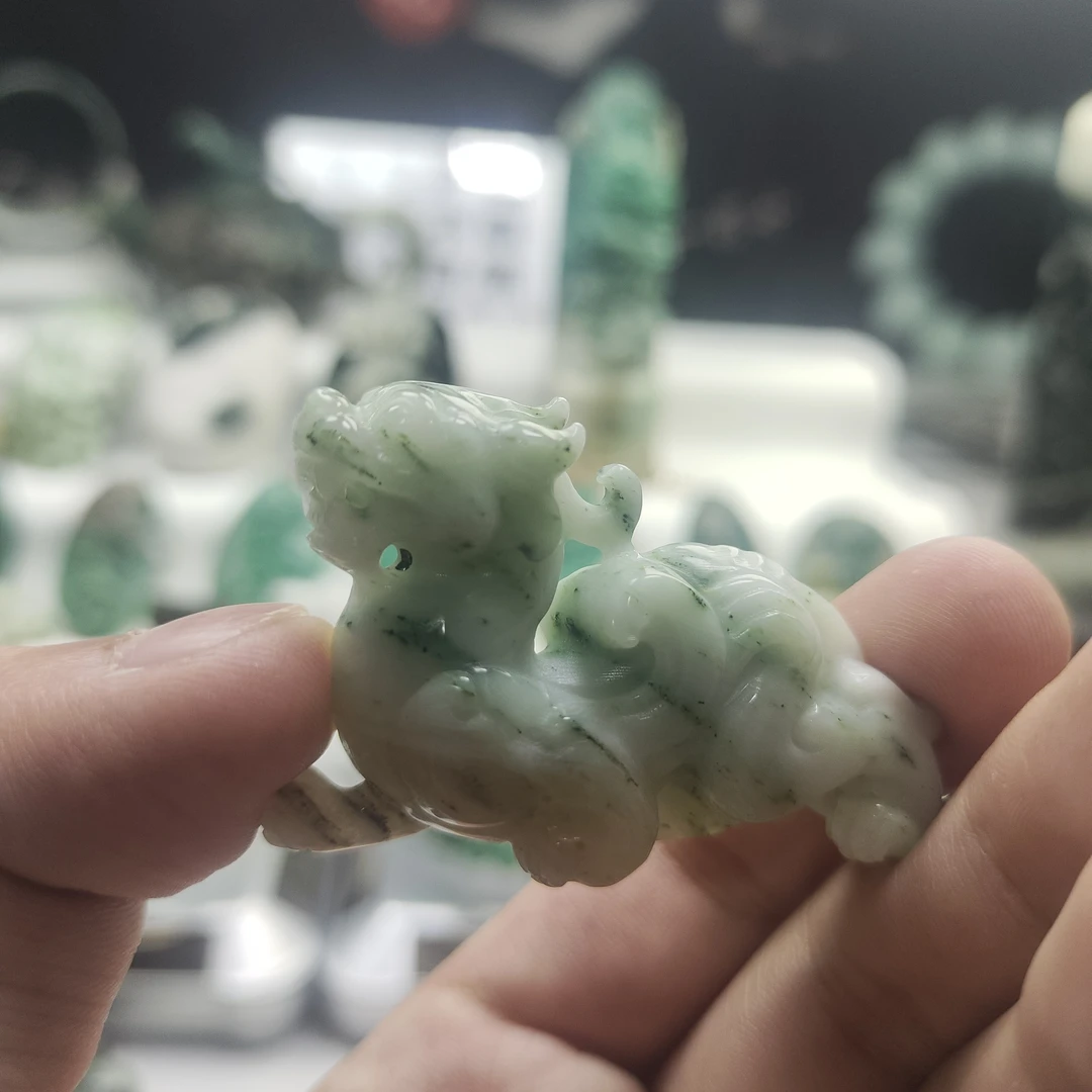 聚美雨冰润飘绿貔貅手把件小摆件