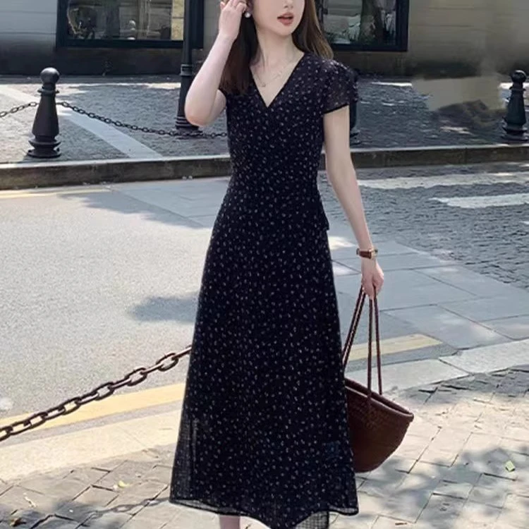 小个子V领短袖碎花连衣裙女2025夏季新款法式复古气质收腰长裙ins