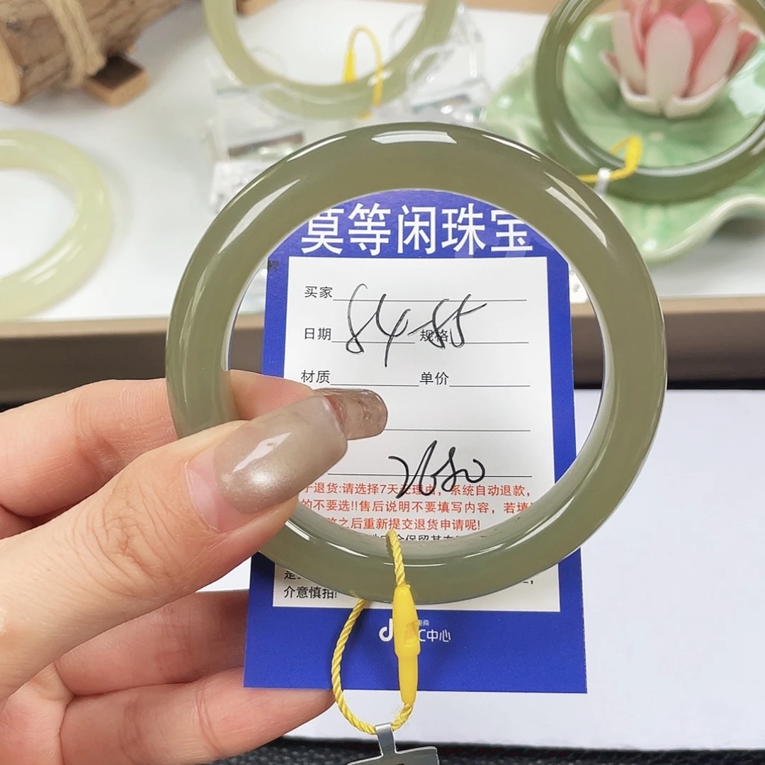 想***苏和田玉未镶嵌手镯