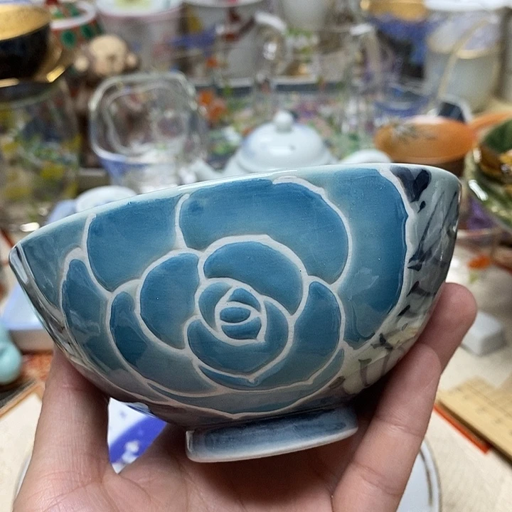 茶壶紫砂杯子和一大瓶可乐喝上的我也觉得太