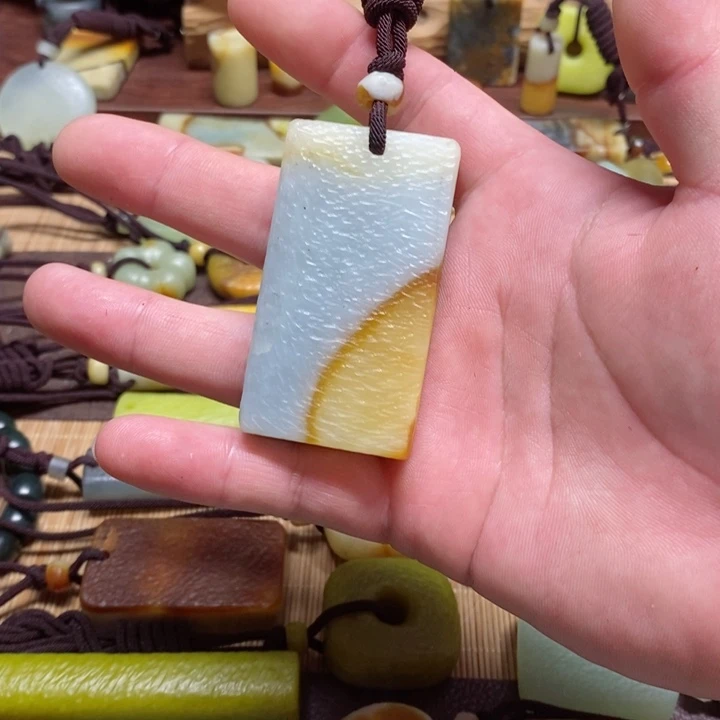 蛇纹石玉挂件未镶嵌阿****?