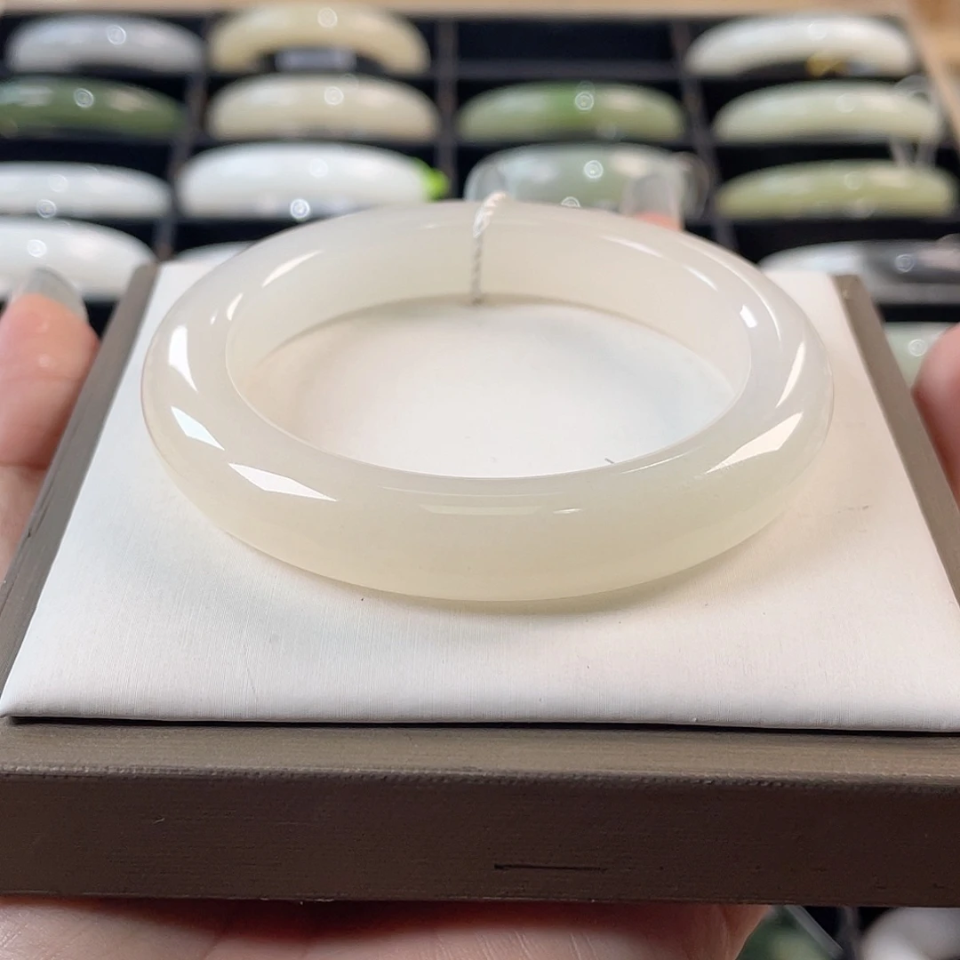 和田玉未镶嵌手镯大漏，冰藕粉，无包容