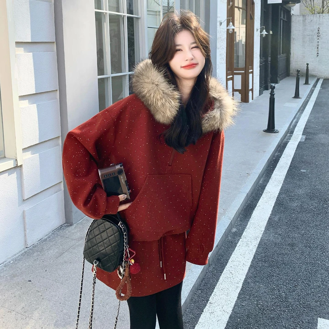 新年氛围感红色烫金毛呢套装女2025冬季大毛领连帽卫衣短裙两件套