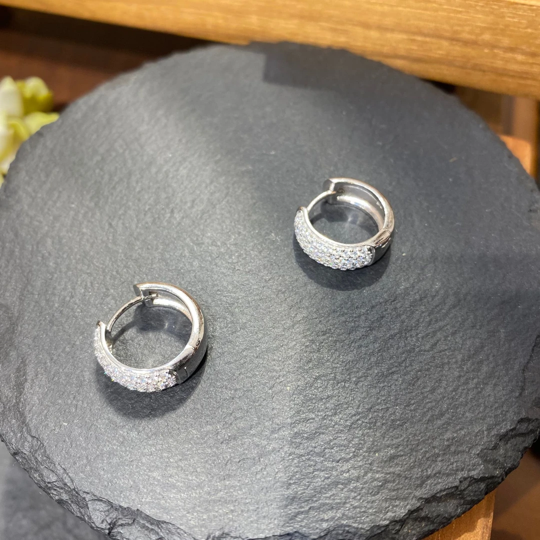 925银合成锆石耳饰 半镶嵌半光亮宽面S925银耳圈耳扣