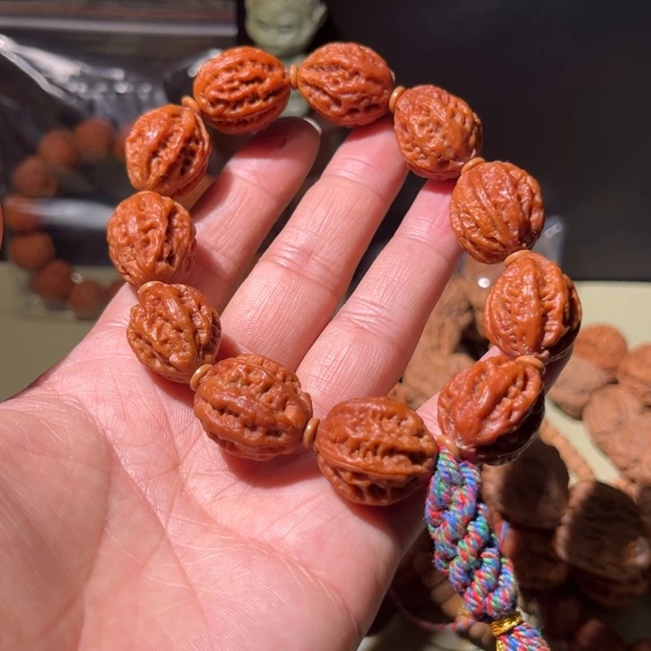 文玩核桃手串…………30