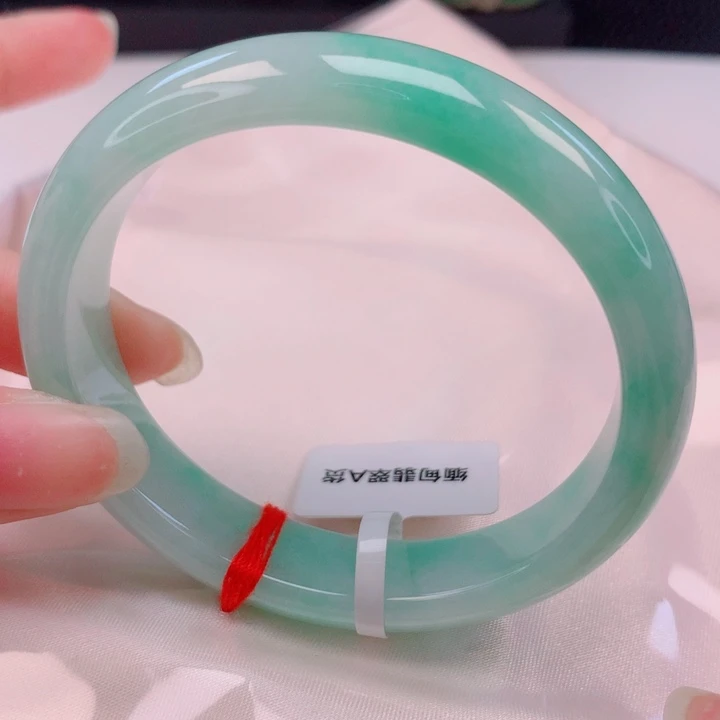 翡翠未镶嵌手镯（贵妃镯）