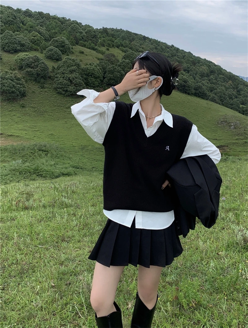 黑色绣花v领针织马甲背心女春秋新款叠穿衬衫坎肩宽松毛衣学院风