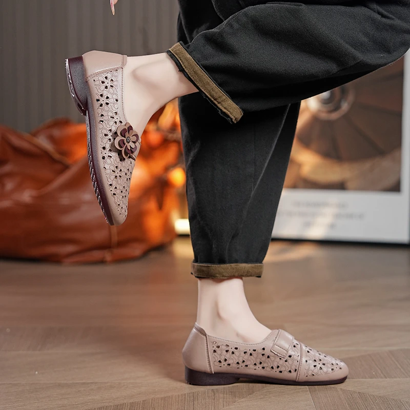 妈妈凉鞋50-60岁软底防滑夏季透气镂空平底久站不累中老年洞洞鞋