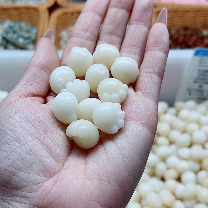 白玉菩提吊坠微瑕16白玉猫爪8卡灯牌宠8
