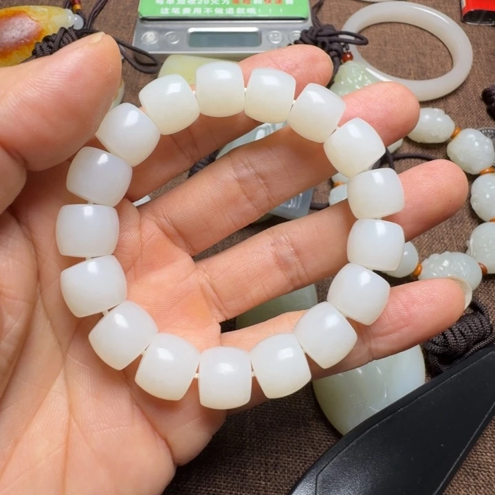 辰***辰和田玉未镶嵌颈饰