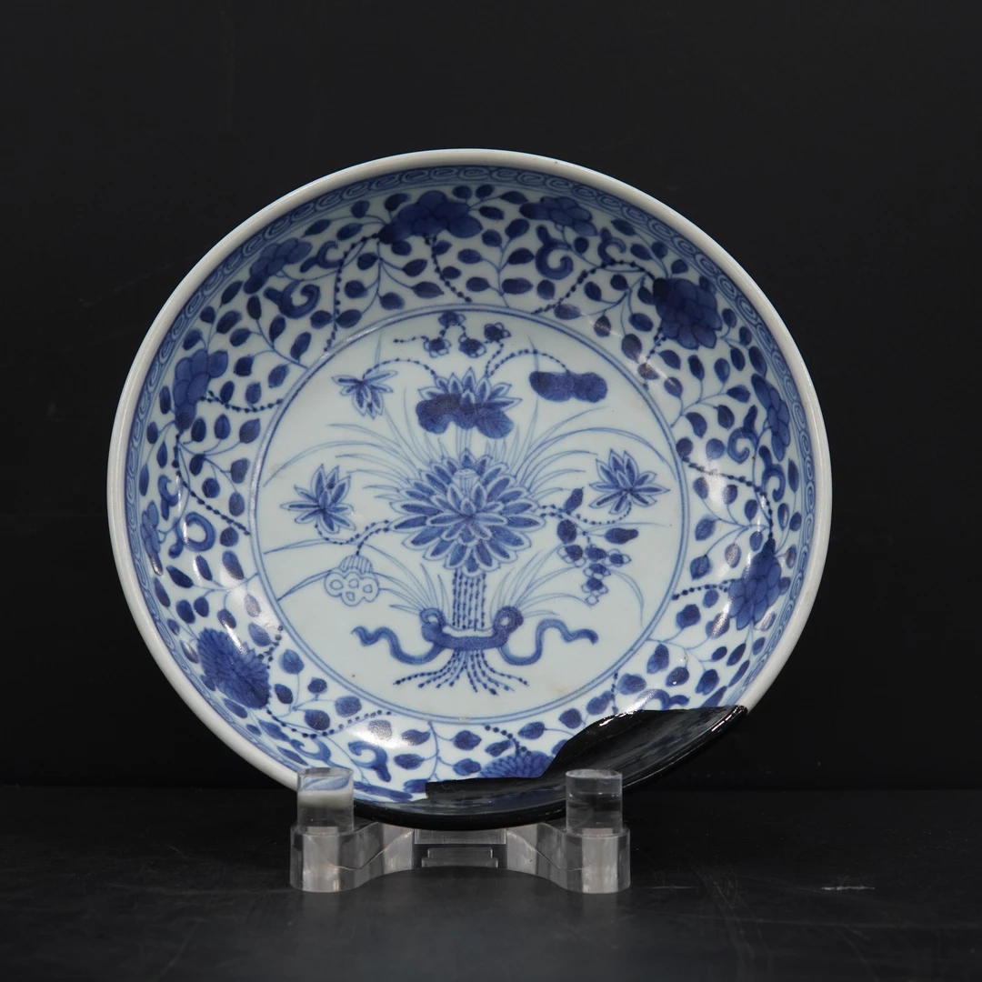 XG00217青花一把莲纹弧腹赏盘