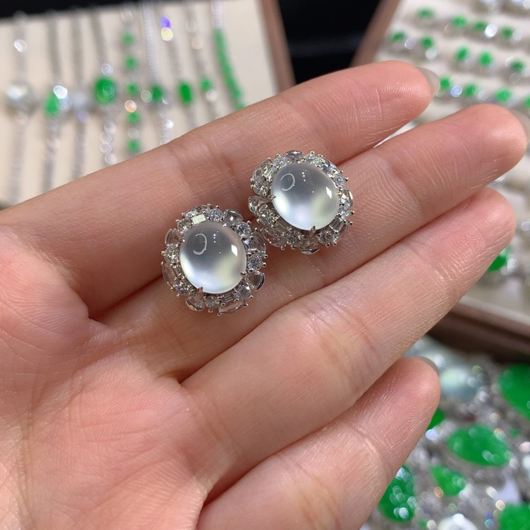 翡翠18K金镶嵌颈饰蛋面耳钉