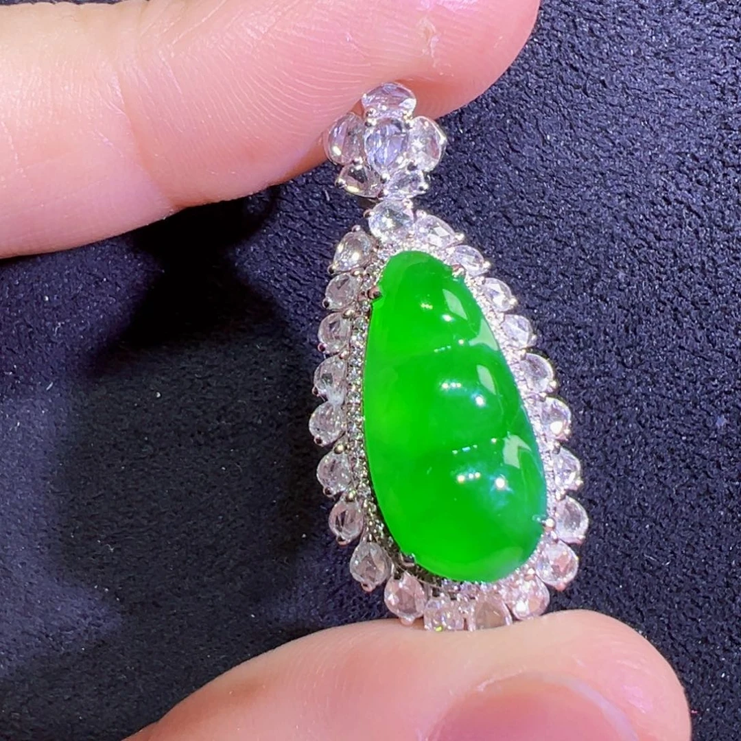 翡翠18K金镶嵌颈饰