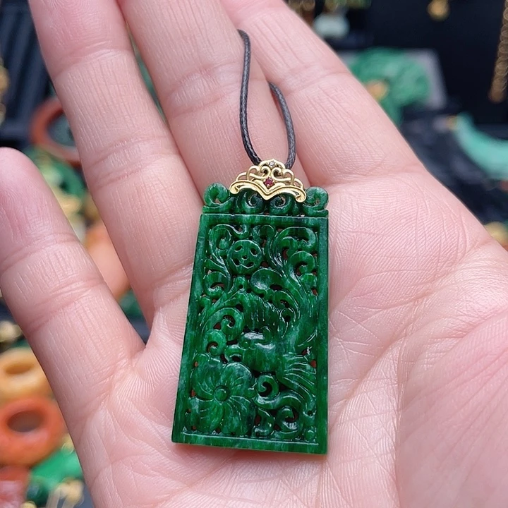 翡翠18K金镶嵌颈饰