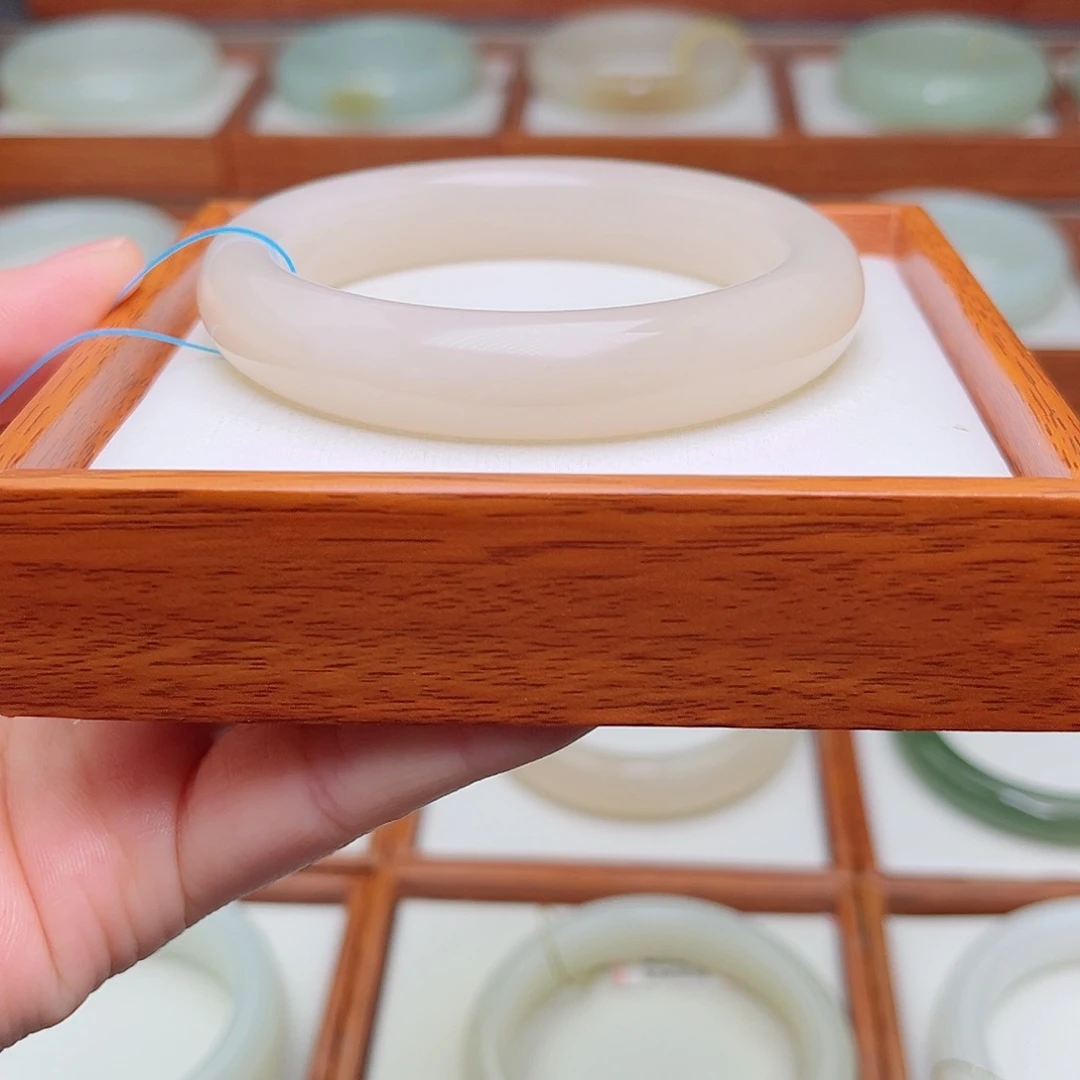 和田玉手镯未镶嵌55.6