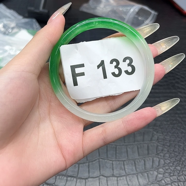 翡翠手镯未镶嵌默认瑕疵