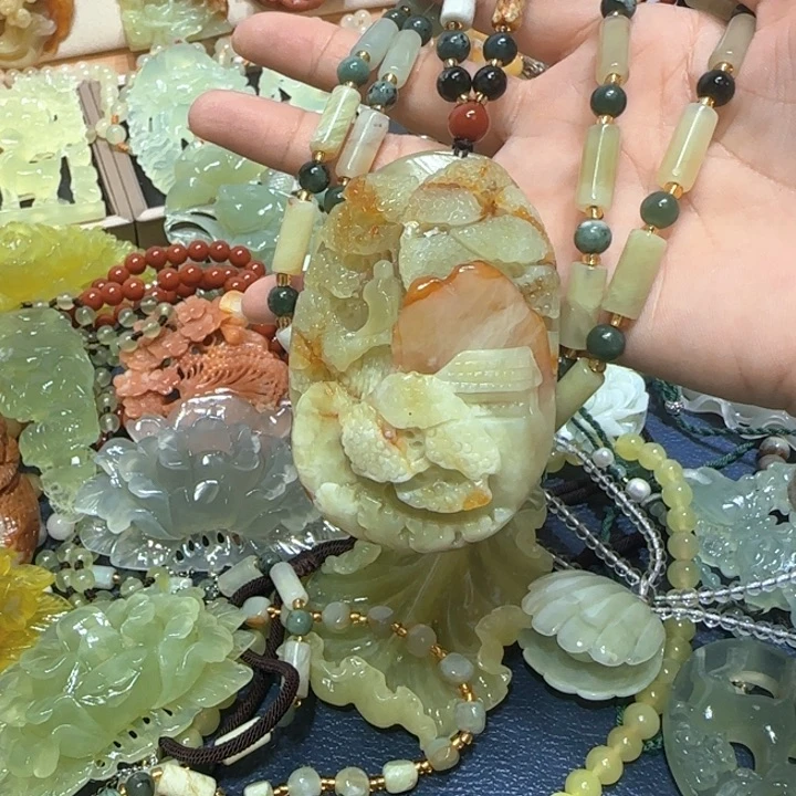 未镶嵌蛇纹石玉吊坠