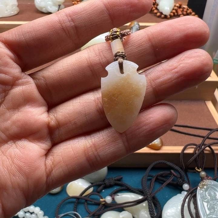 和田玉未镶嵌颈饰守护