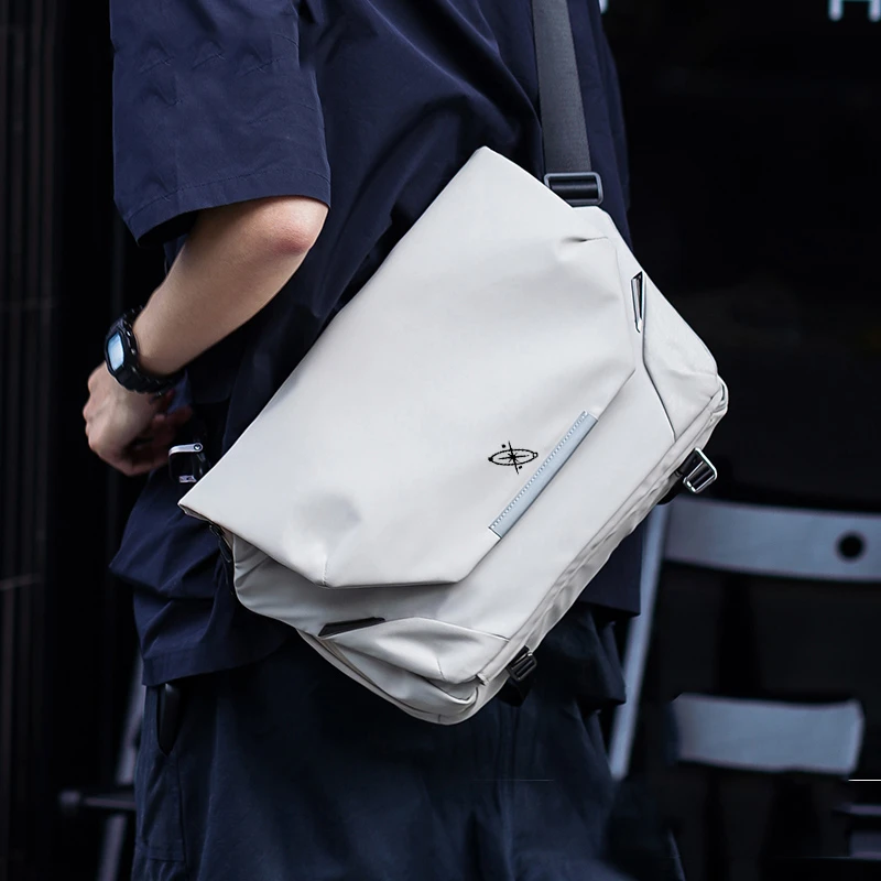 探索星空光影阿波罗X1磁吸扣大学生斜挎包休闲16寸电脑背包邮差包