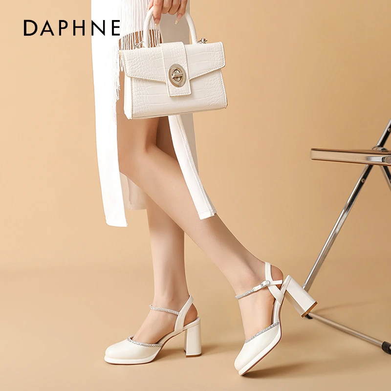 达芙妮2025年夏季新款白色时尚粗跟圆头一字带浅口高跟鞋百搭凉鞋