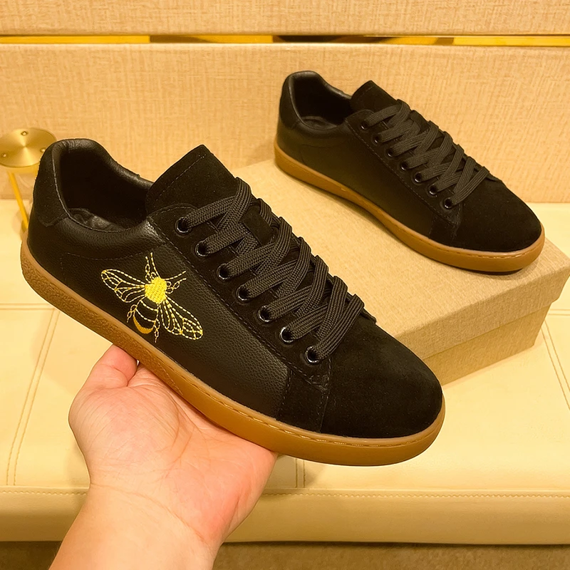 小蜜蜂刺绣小黑鞋男真皮秋季2025新款韩版百搭平底板鞋休闲鞋透气
