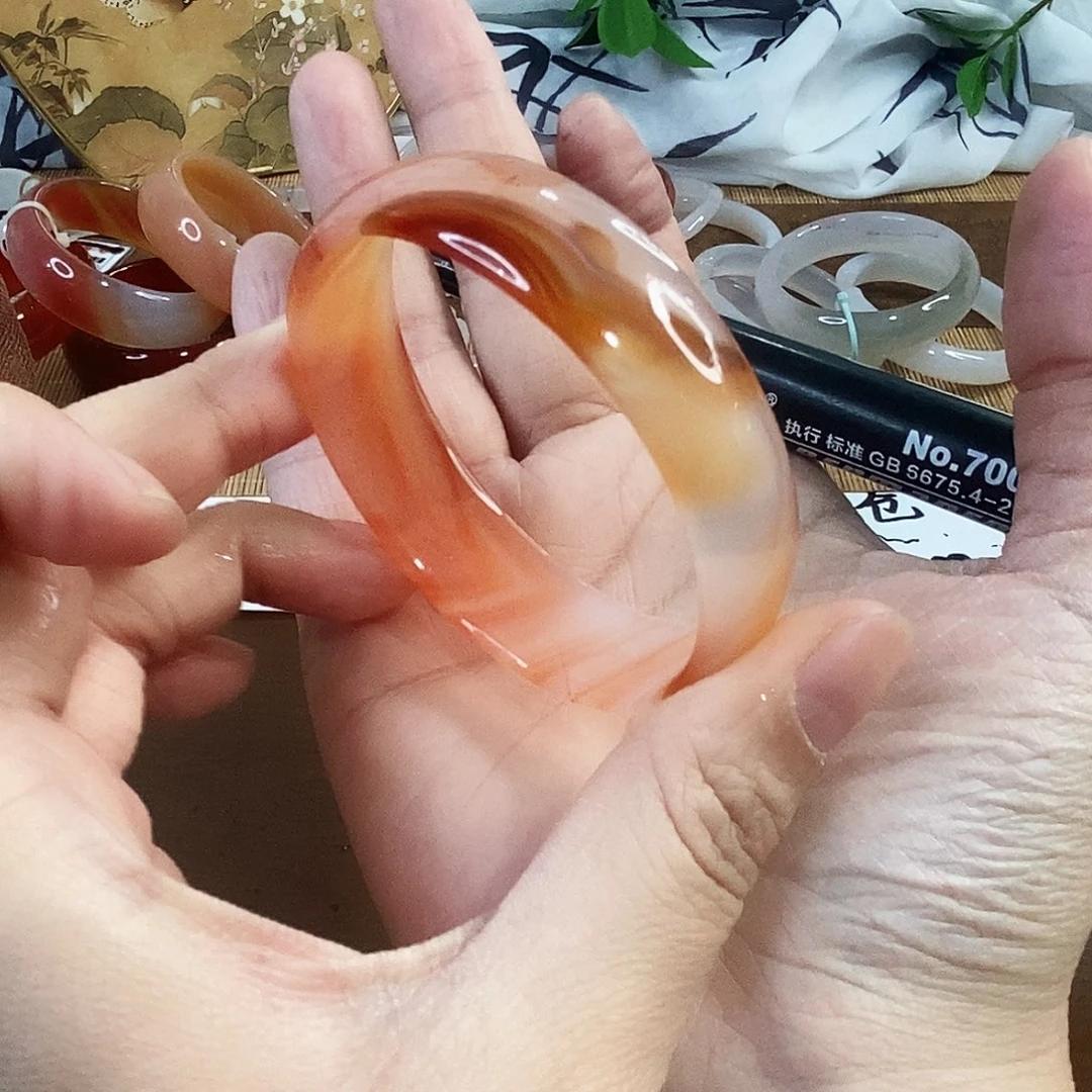 玛瑙/玉髓未镶嵌手镯0168。54.8圈。瑕