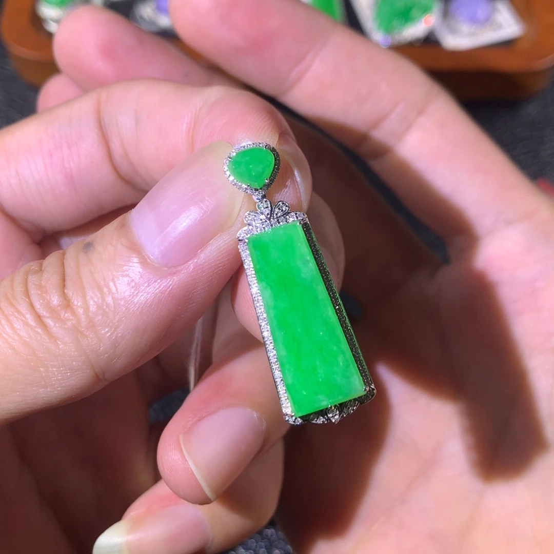 翡翠18K金镶嵌颈饰翡翠