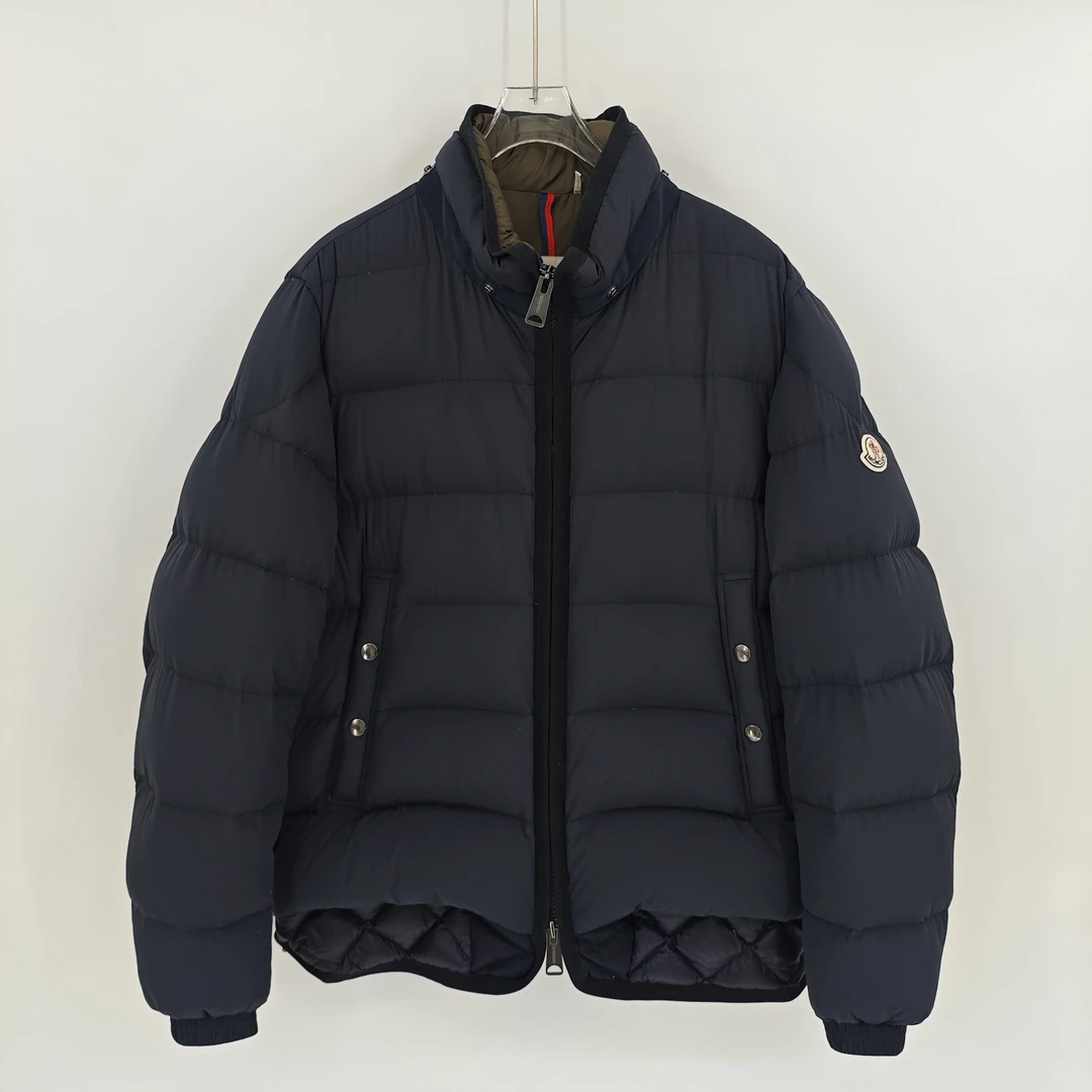 99新 MONCLER 蒙口  藏青色高领条格徽标刺绣羽绒服/2码/Sw24809