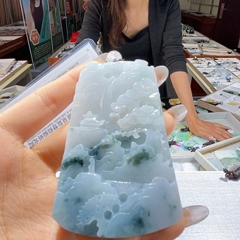 翡翠未镶嵌颈饰一个