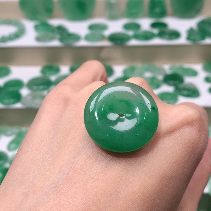 颈饰未镶嵌石英质玉