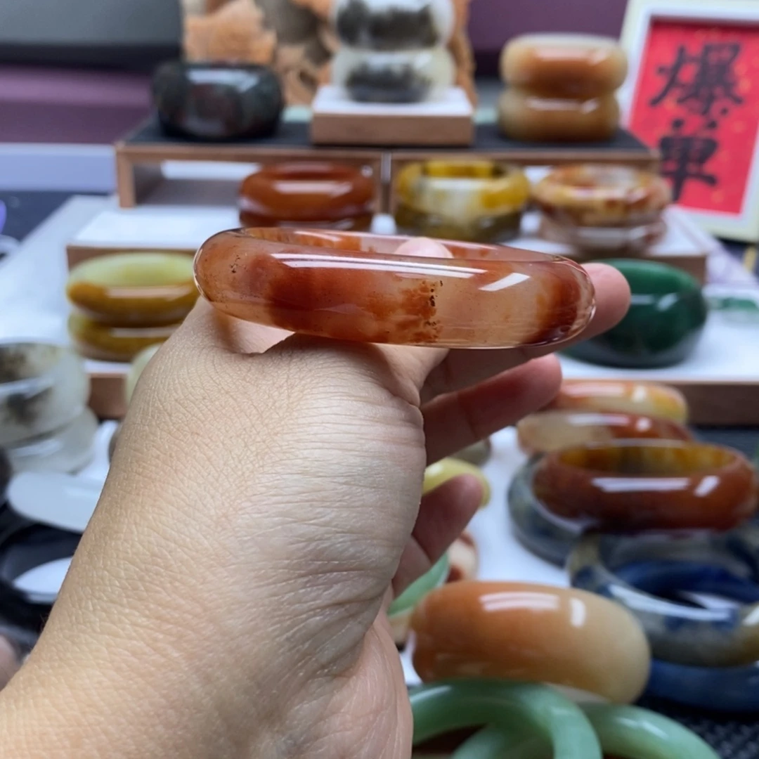 石英质玉手镯未镶嵌小*哥
