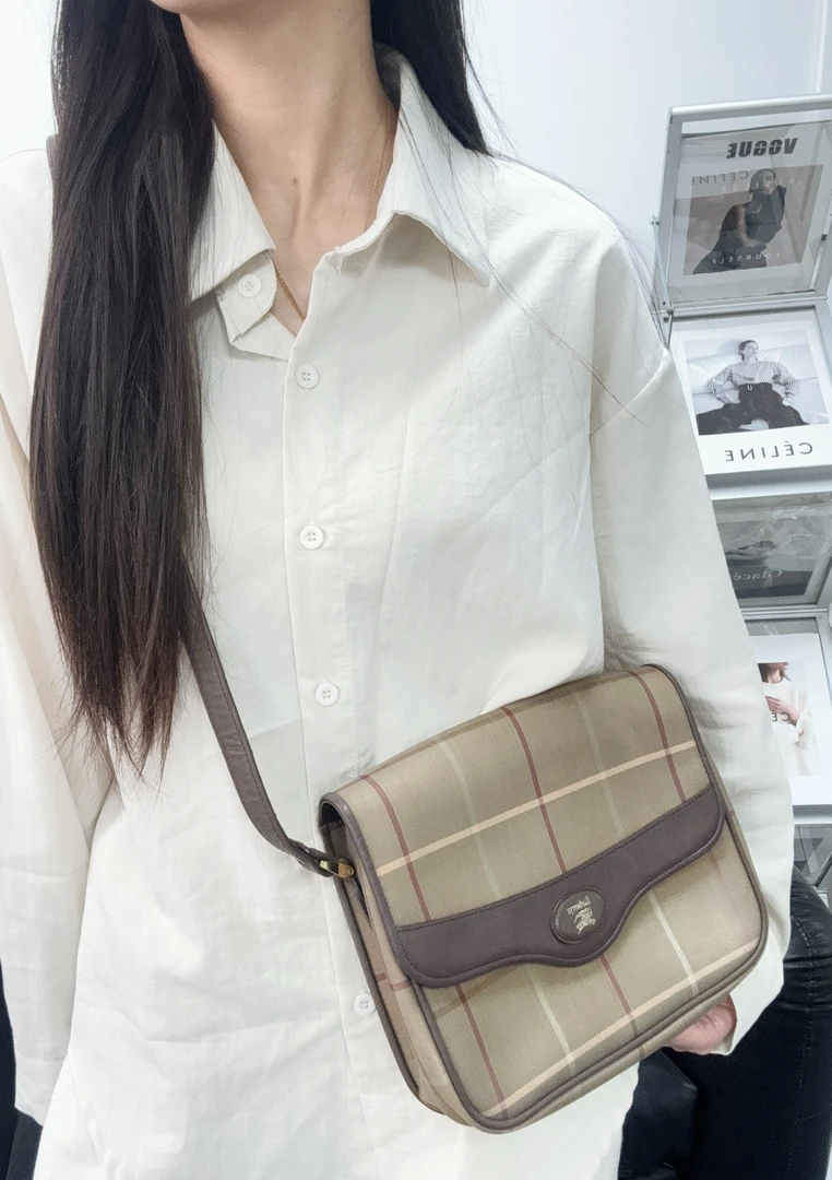 95新 BURBERRY/博柏利 变色龙格纹翻盖马鞍包 斜挎包/秋境 01073