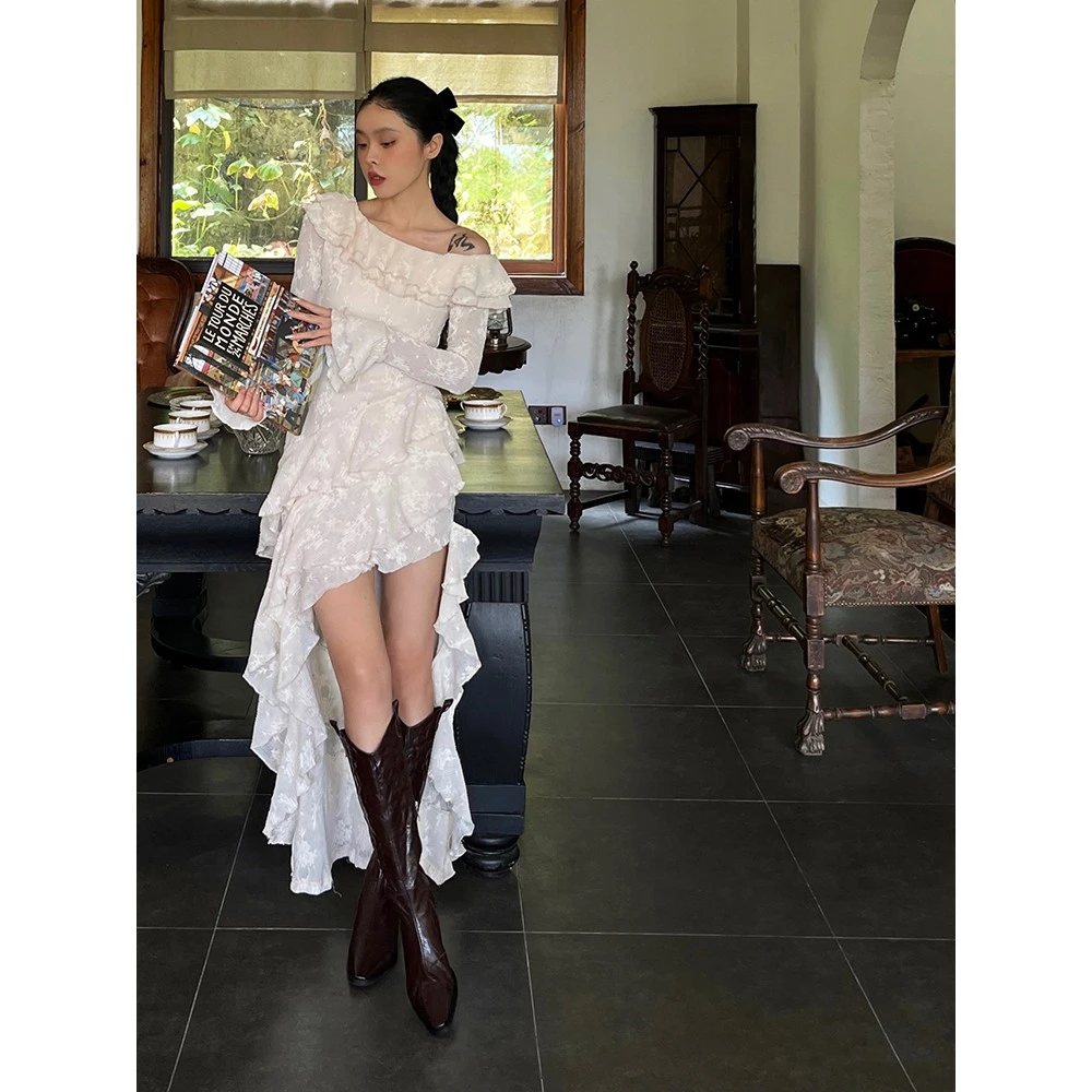 慕拾里MSL 柔光提花针织法式浪漫斜肩不对称荷叶边喇叭袖连衣裙女