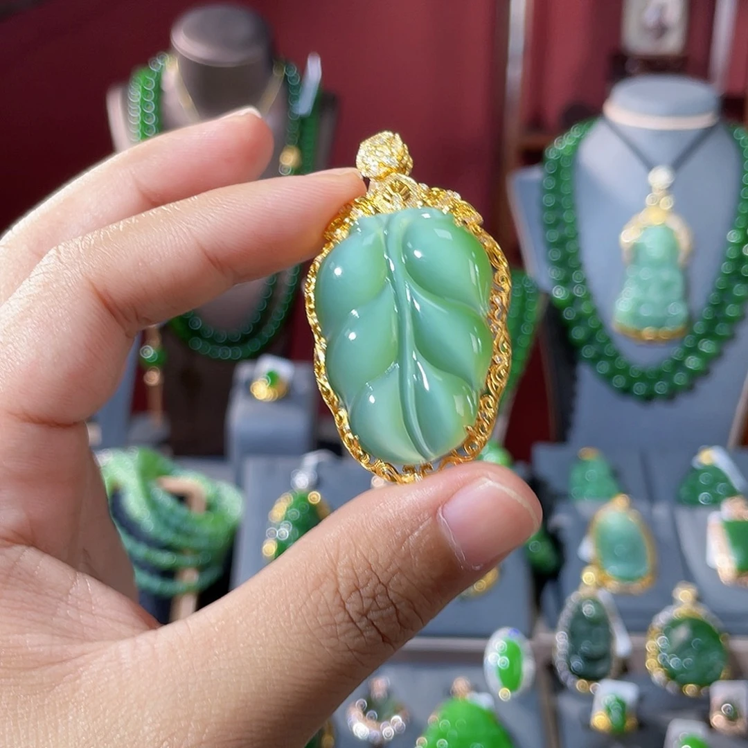 颈饰18K金镶嵌和田玉（碧玉）