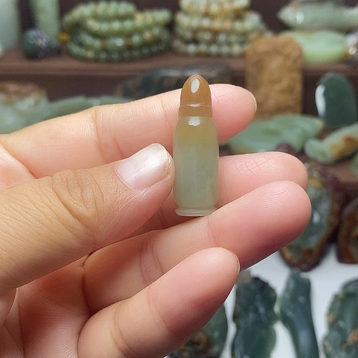 颈饰未镶嵌岫岩老玉（透闪石质玉）