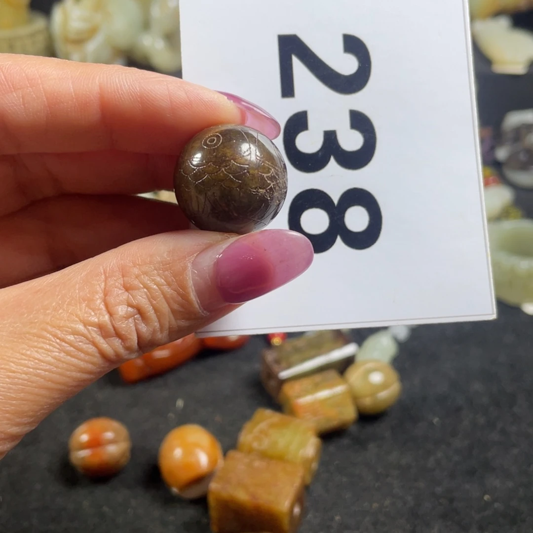 南***播和田玉未镶嵌颈饰