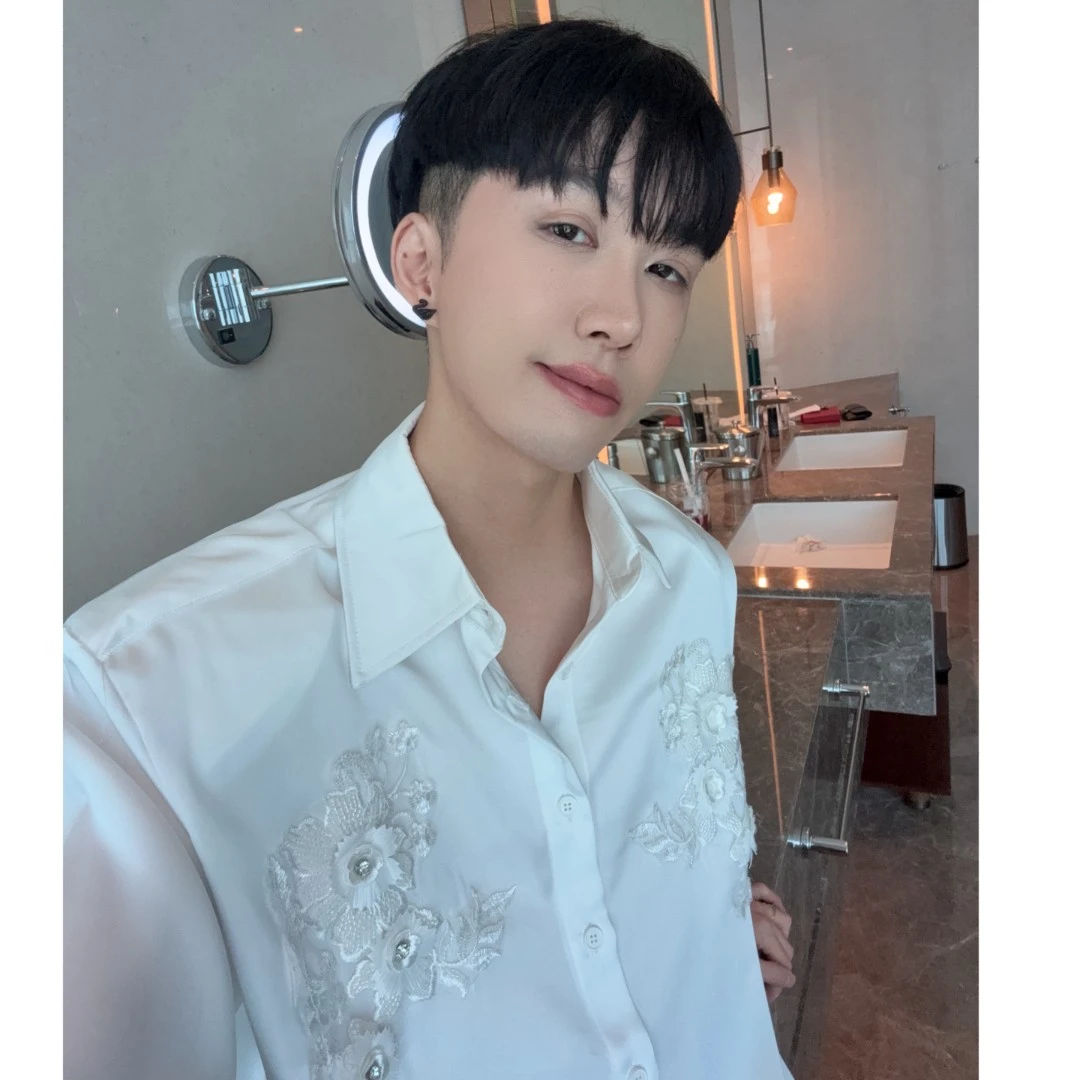 大富绸缎立体花朵刺绣衬衫男士2025原创轻奢滑料垂感垫肩长袖衬衣