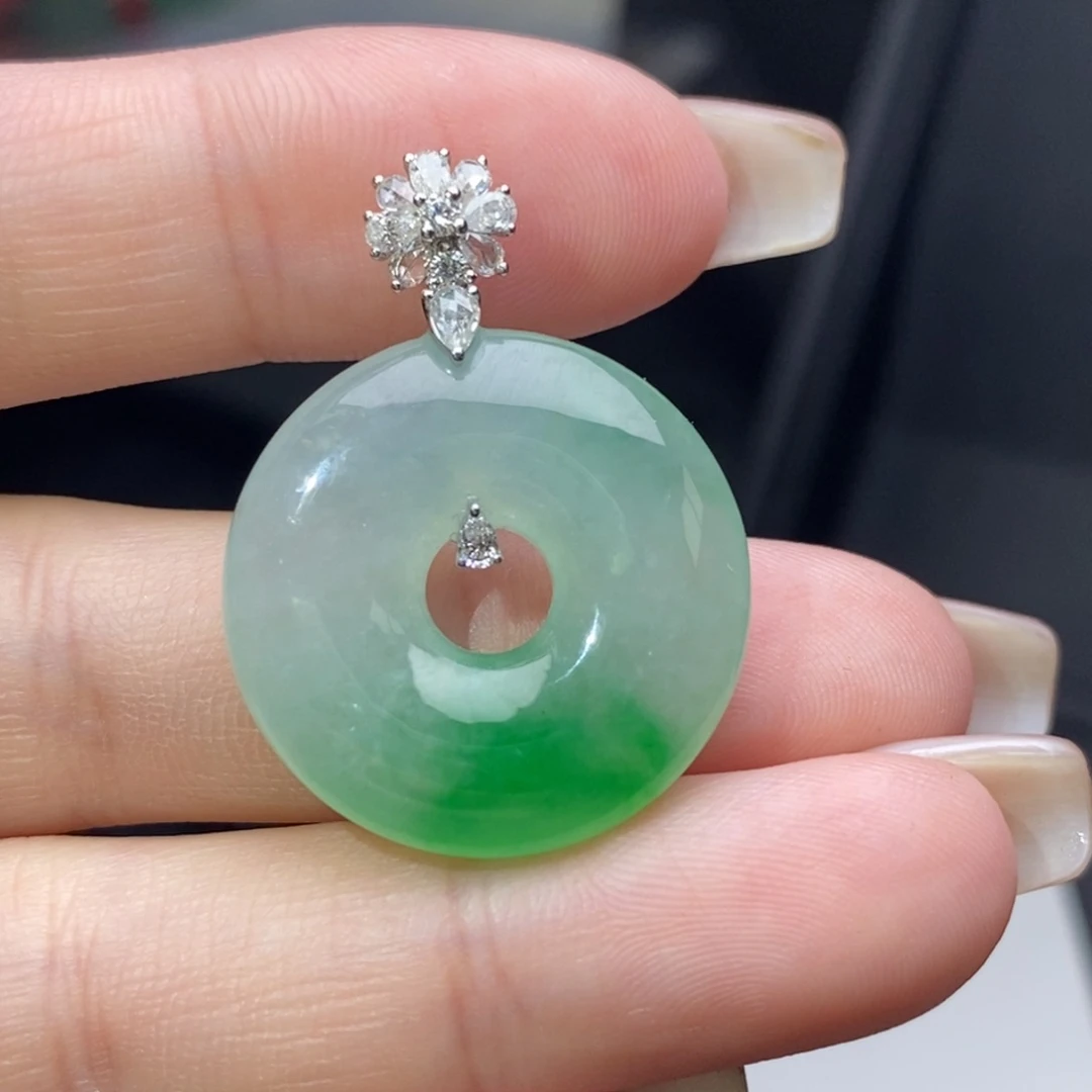 翡翠18K金镶嵌颈饰甜甜圈