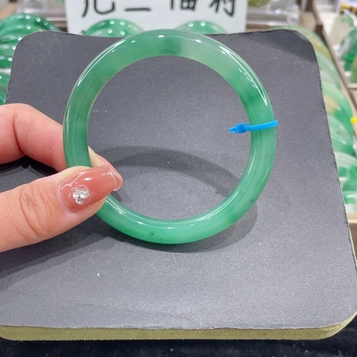 未镶嵌手镯石英质玉