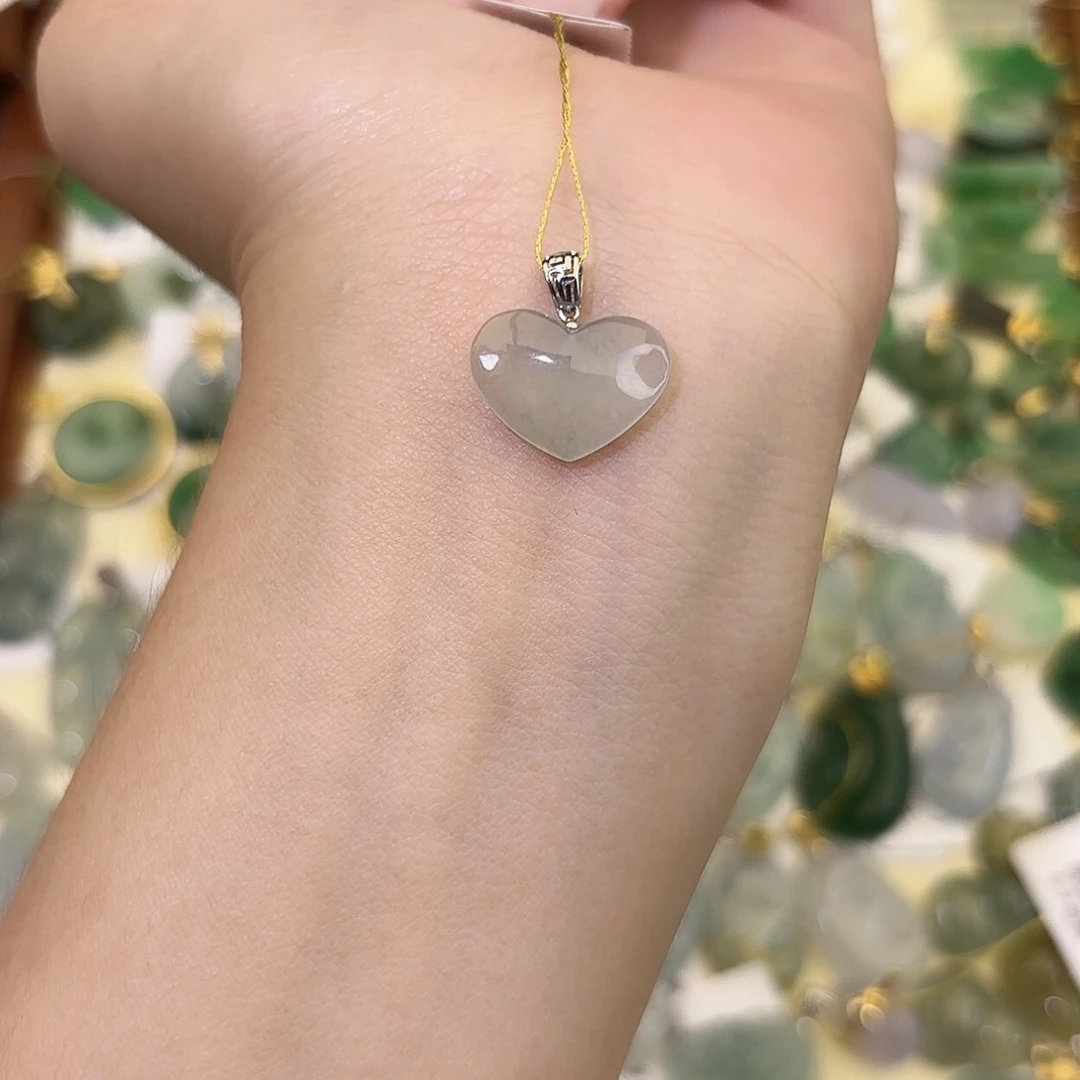 颈饰18K金镶嵌翡翠爱心