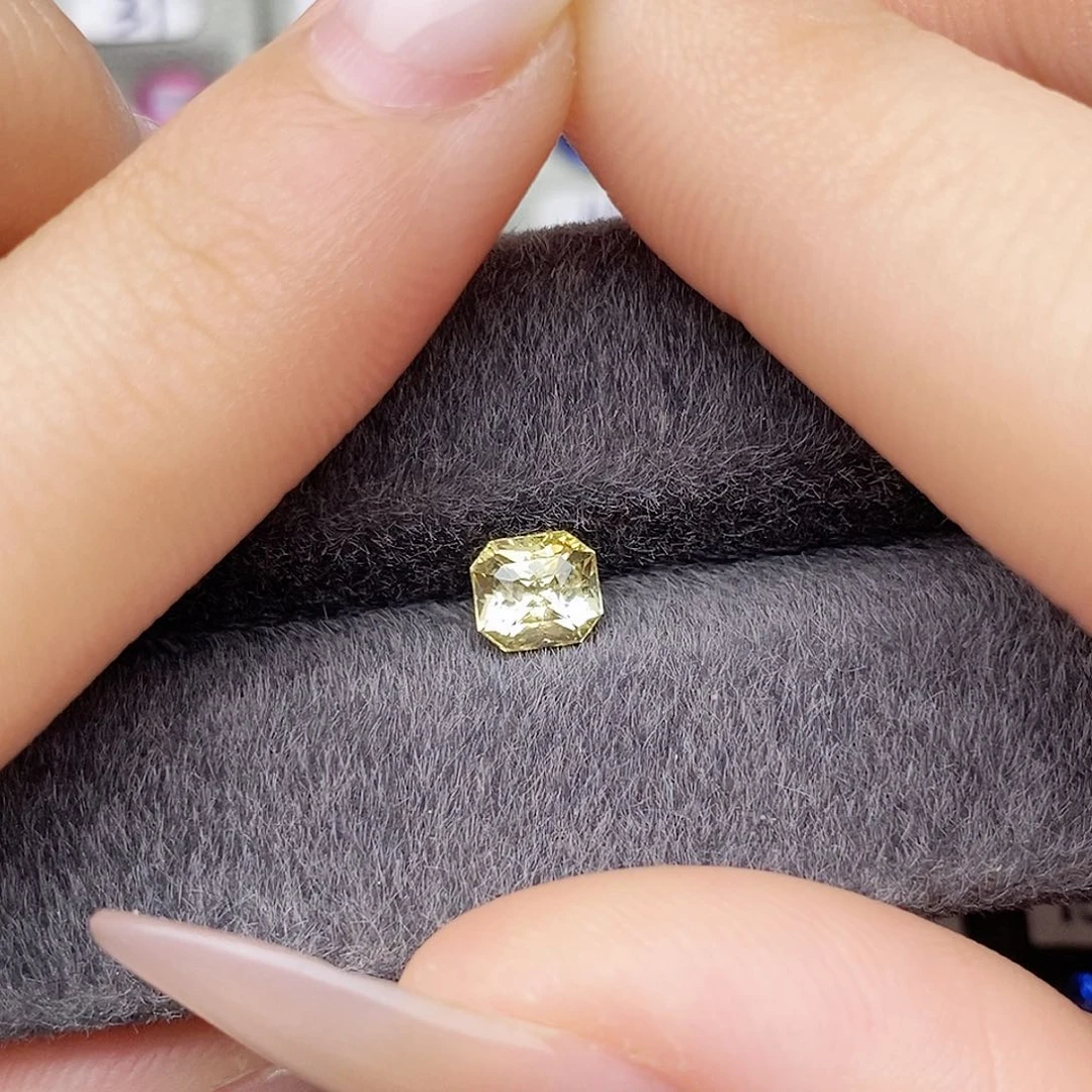 裸石蓝宝石金丝雀黄精致细碎火彩明亮1.09ct/0115