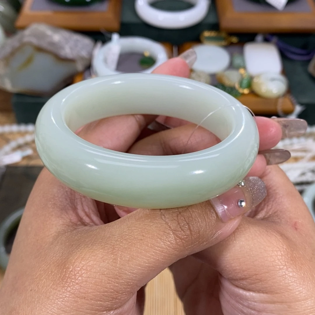 和田玉手镯未镶嵌