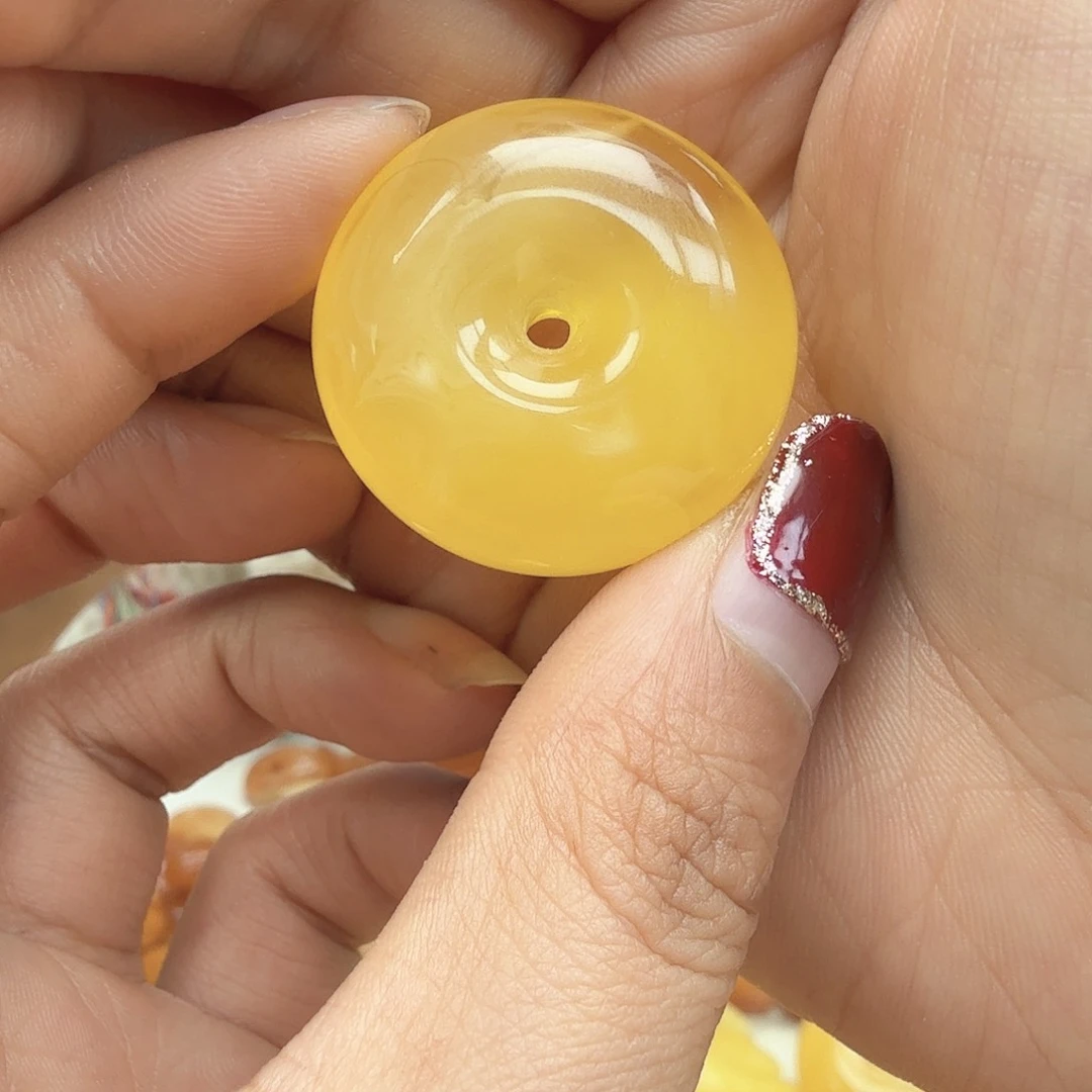 琥珀裸石未镶嵌……