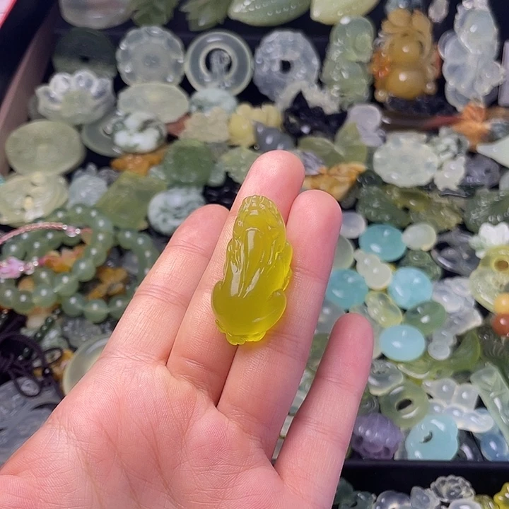 蛇纹石玉合金颈饰貔犰