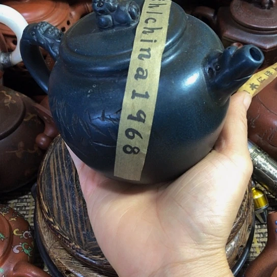 茶壶紫砂原矿泥料手工制作的一把紫砂壶。