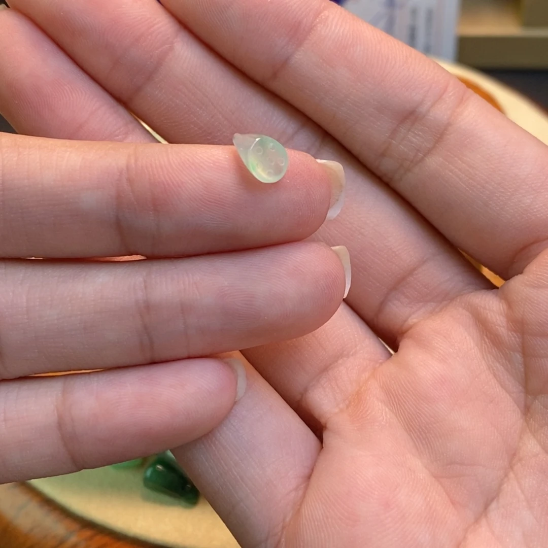 泡****翡翠未镶嵌颈饰13601