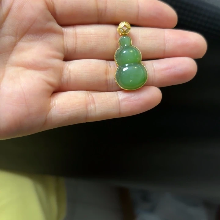 和田玉18K金镶嵌颈饰葫芦