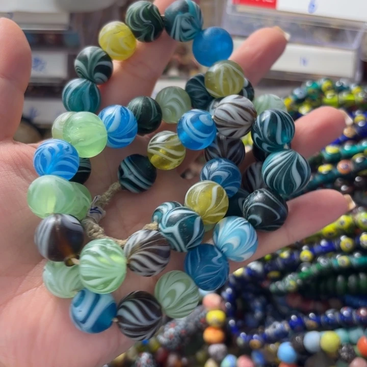 玻璃颈饰一条，喊我选