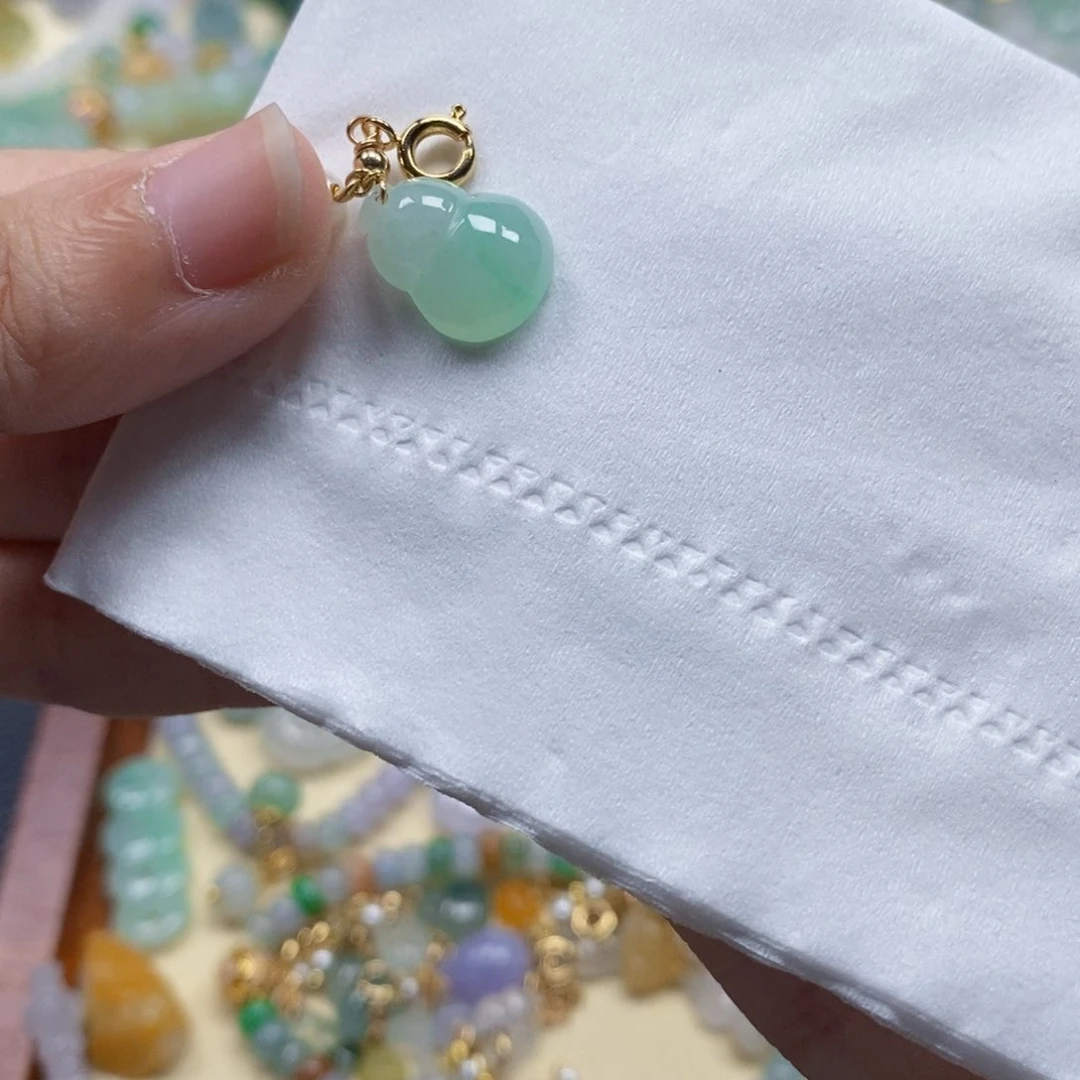 翡翠未镶嵌颈饰闪