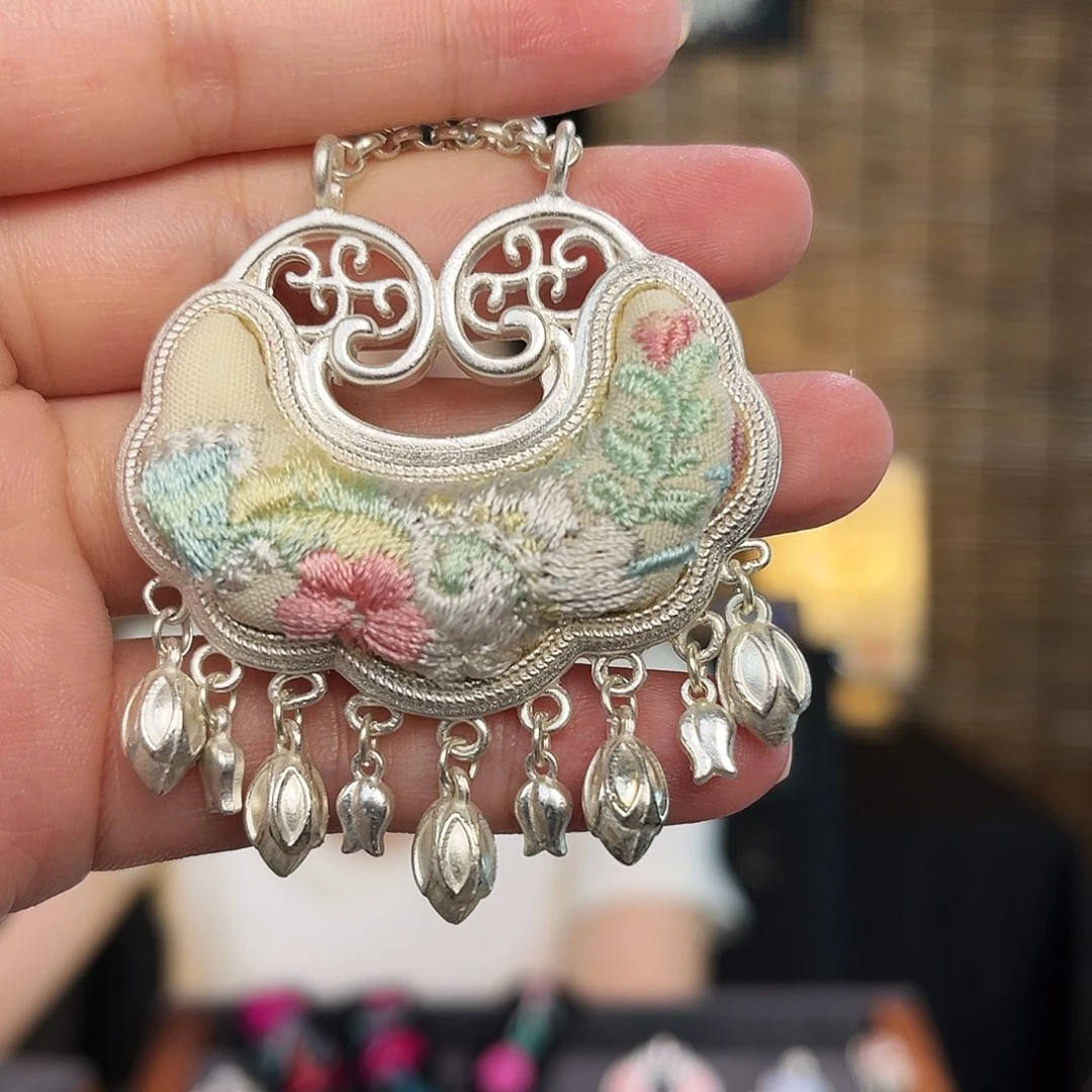 布艺合金如意锁包10